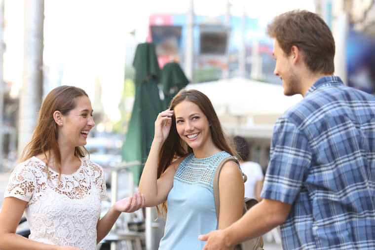 Come conoscere donne quando sei in vacanza