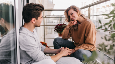 Come capire se una donna è attratta da te