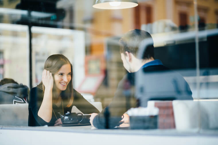 Come passare da "solo amici" a "qualcosa di più" con una donna