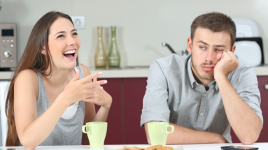 Cosa fare quando la tua ragazza è troppo opprimente e ti sta soffocando