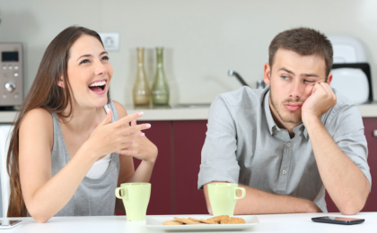 Cosa fare quando la tua ragazza è troppo opprimente e ti sta soffocando